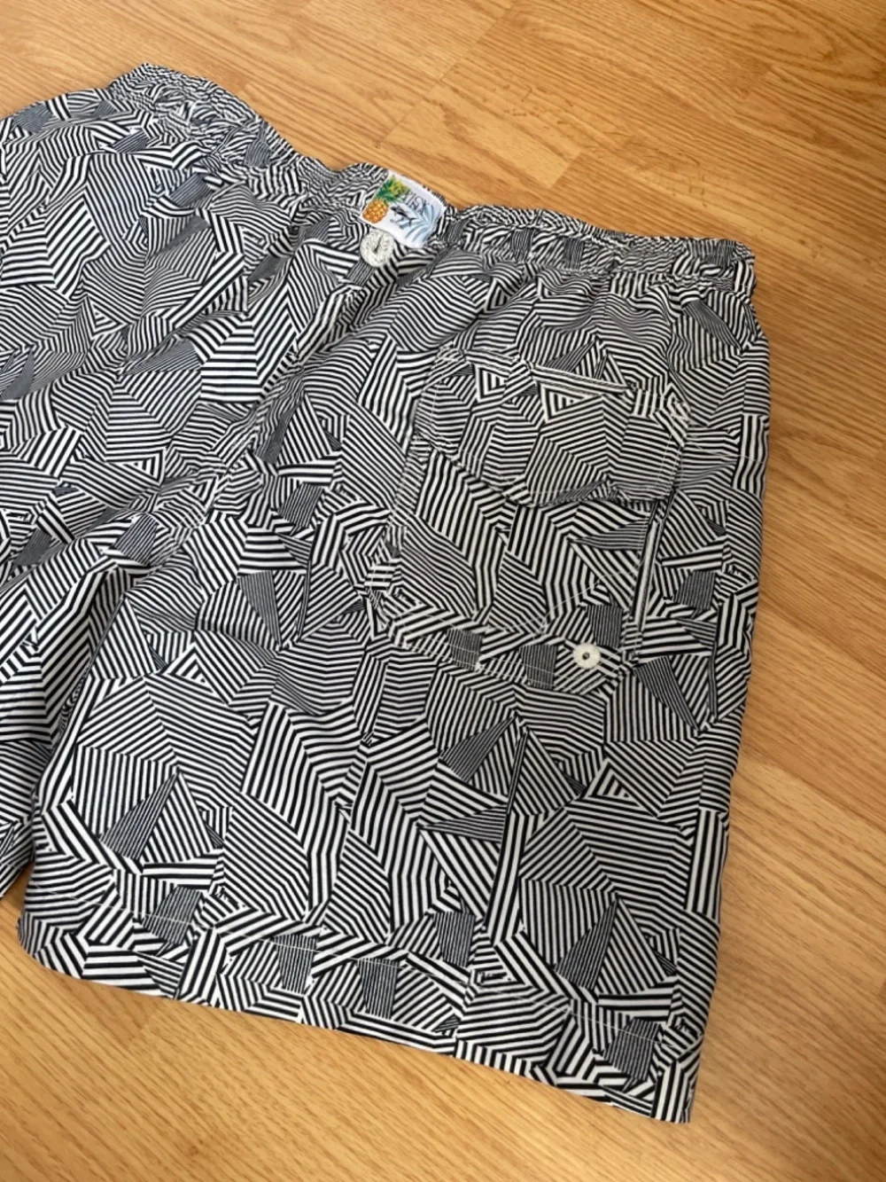 Spicy Tuna Men’s Black & White Retro 5” Inseam Lined Swim Trunks Size Large